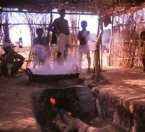 Cooking the sugar cane juice